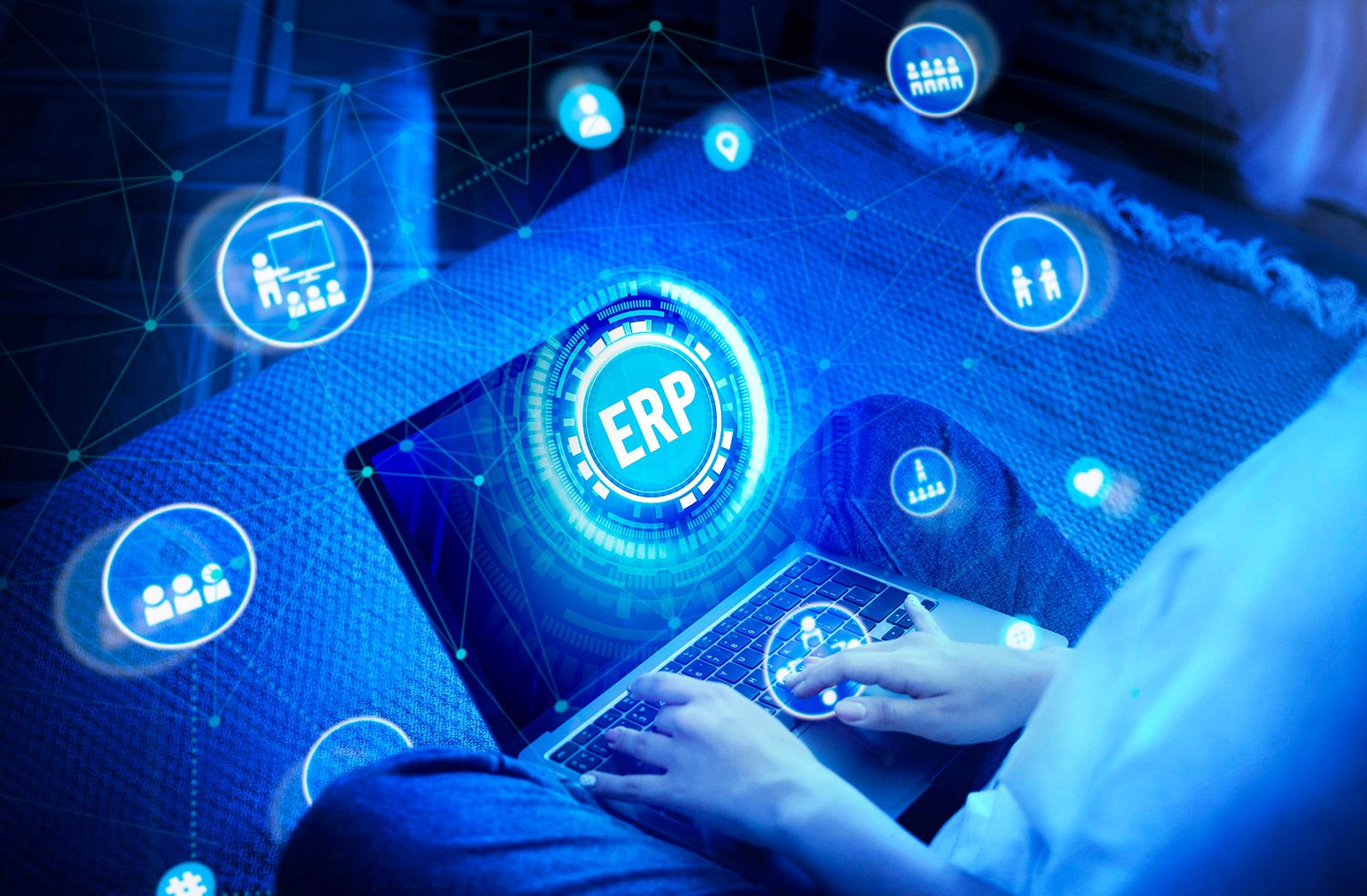 Imagem com efeito holográfico de duas mãos sobre um computador e, na frente, imagens de círculos digitais fazendo referência à gestão de negócios.