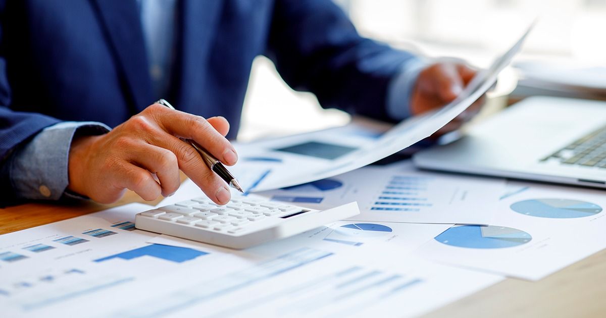 Foto de um homem planejando o ano fiscal de 2023