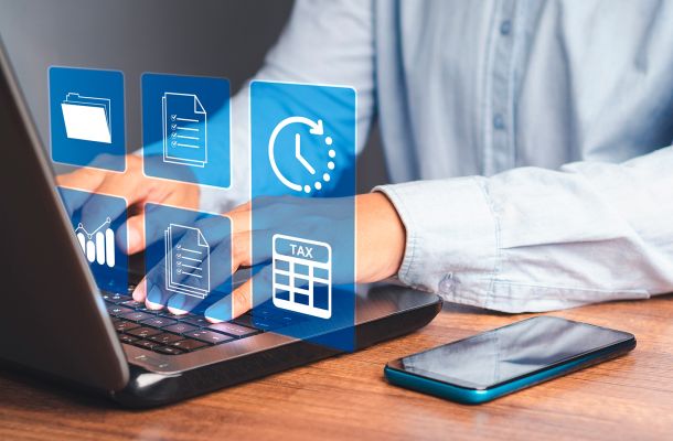 Imagem das mãos de um homem trabalhando em um computador. Sobre a imagem há um efeito holográfico com objetos referentes à folha de pagamento.