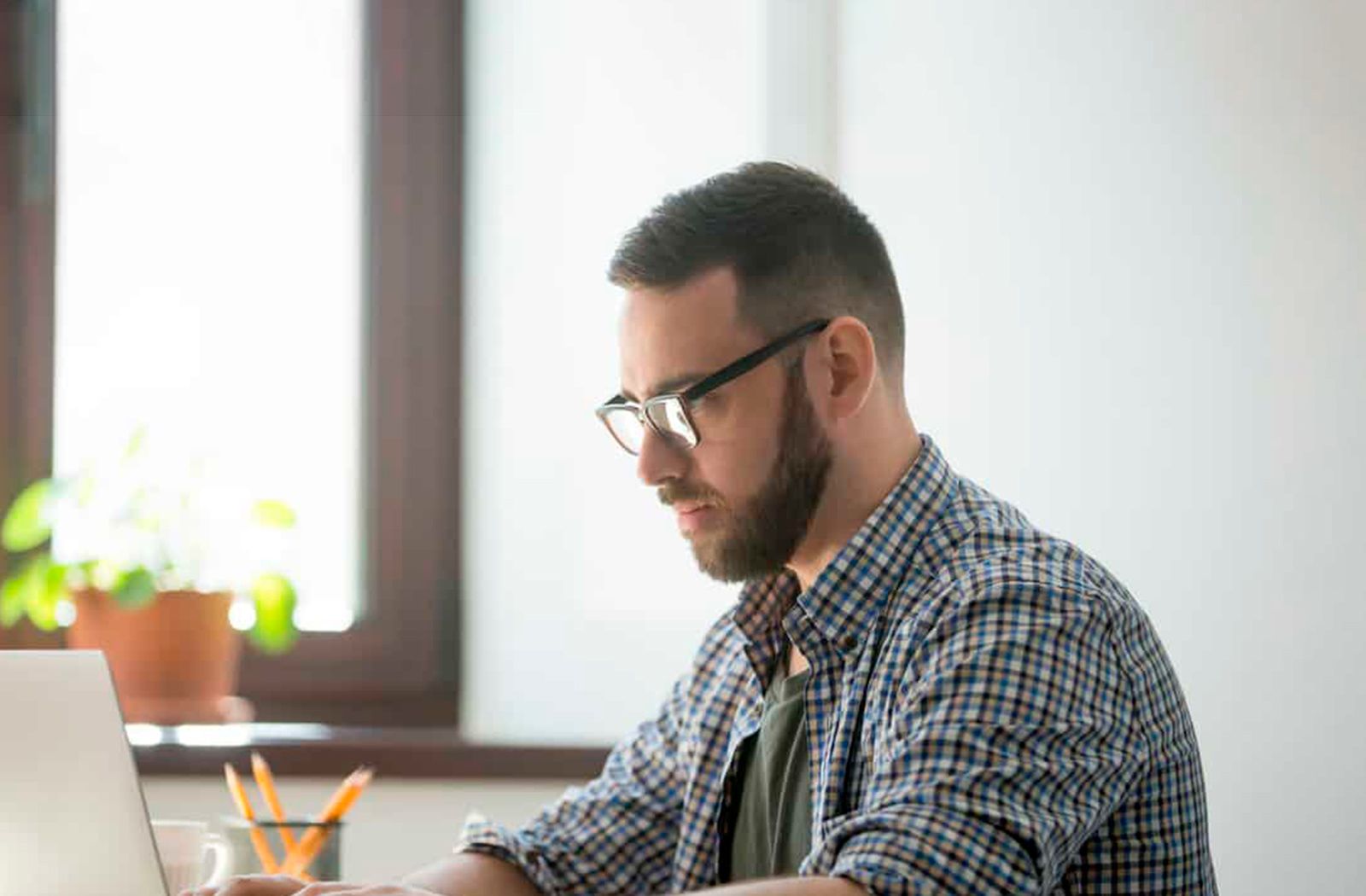 Imagem de um homem com conhecimento em BPO