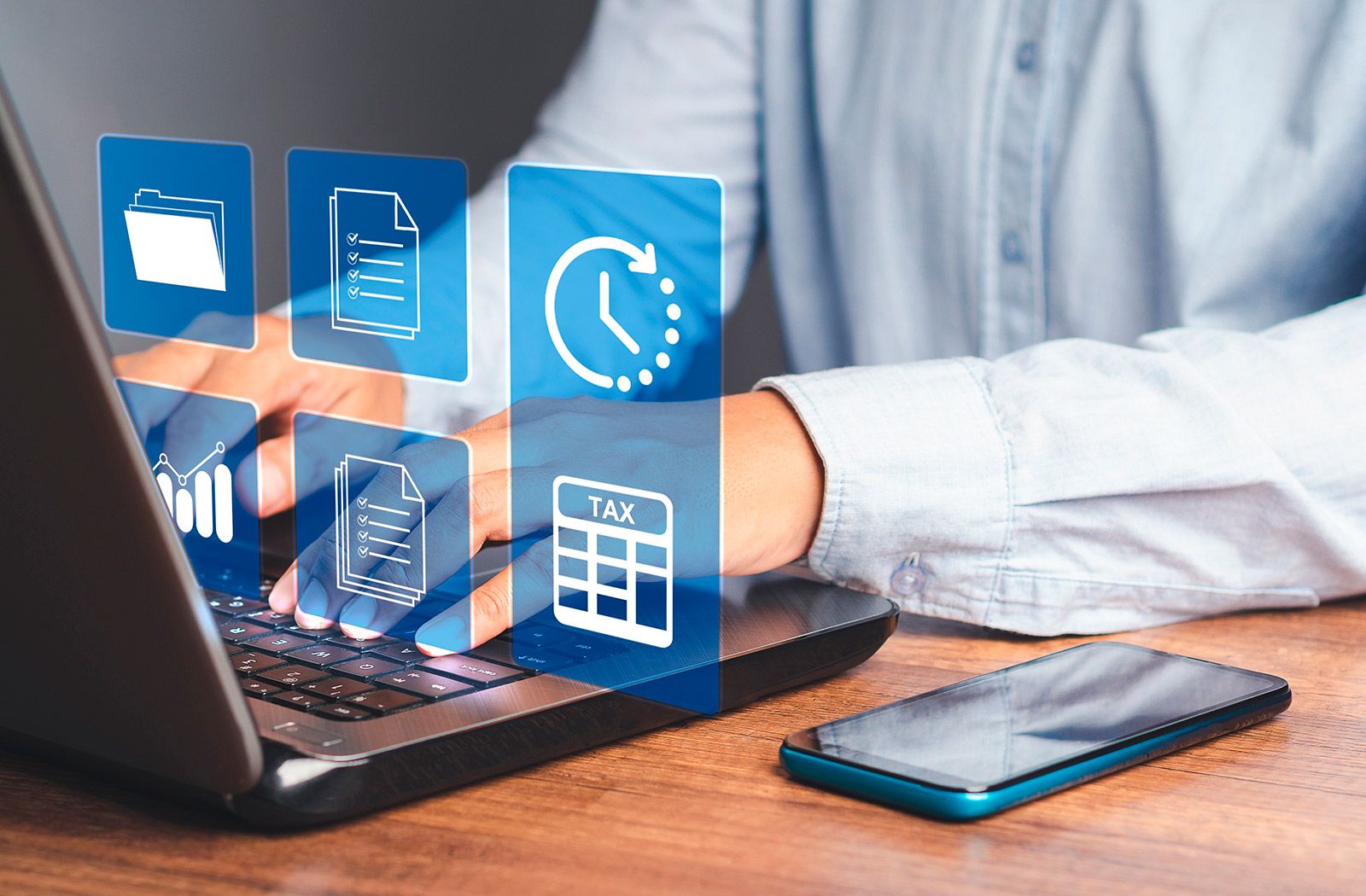 Imagem das mãos de um homem trabalhando em um computador. Sobre a imagem há um efeito holográfico com objetos referentes à folha de pagamento.