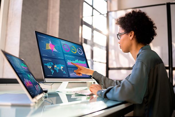 Foto de mulher fazendo gestão de dados