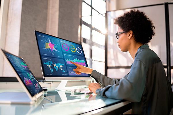 Foto de mulher fazendo gestão de dados