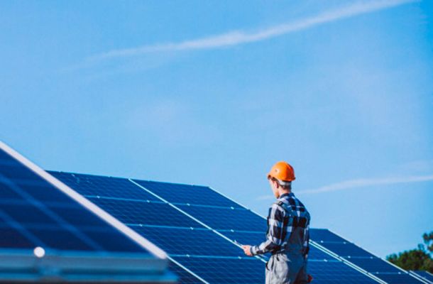 Imagem de um homem trabalhando com energia solar