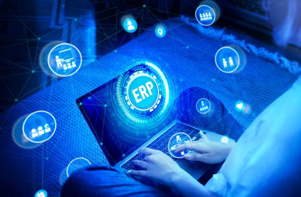 Imagem com efeito holográfico de duas mãos sobre um computador e, na frente, imagens de círculos digitais fazendo referência à gestão de negócios.