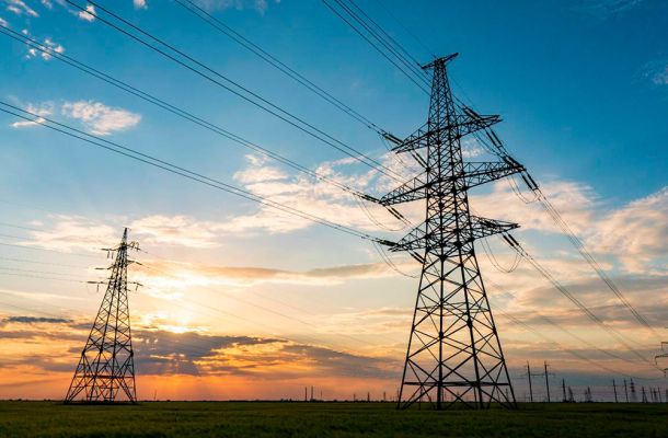 Imagem de duas torres de transmissão de energia elétrica.